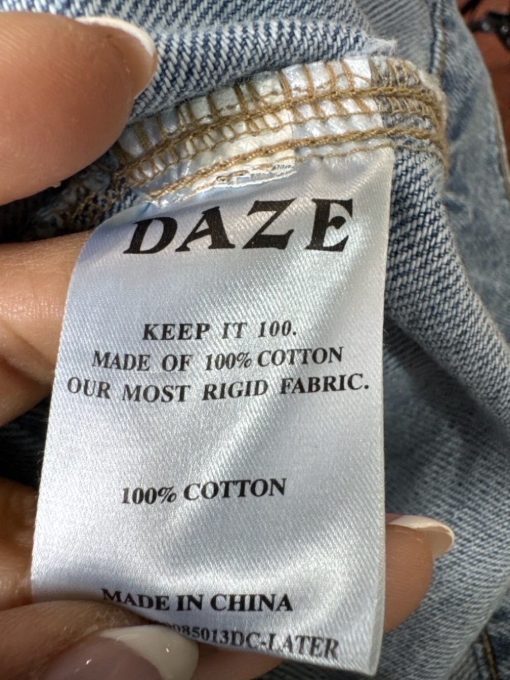 DAZE Cropped Denim Jacket Light Wash Button Front Size M NWT - Picture 9 of 9